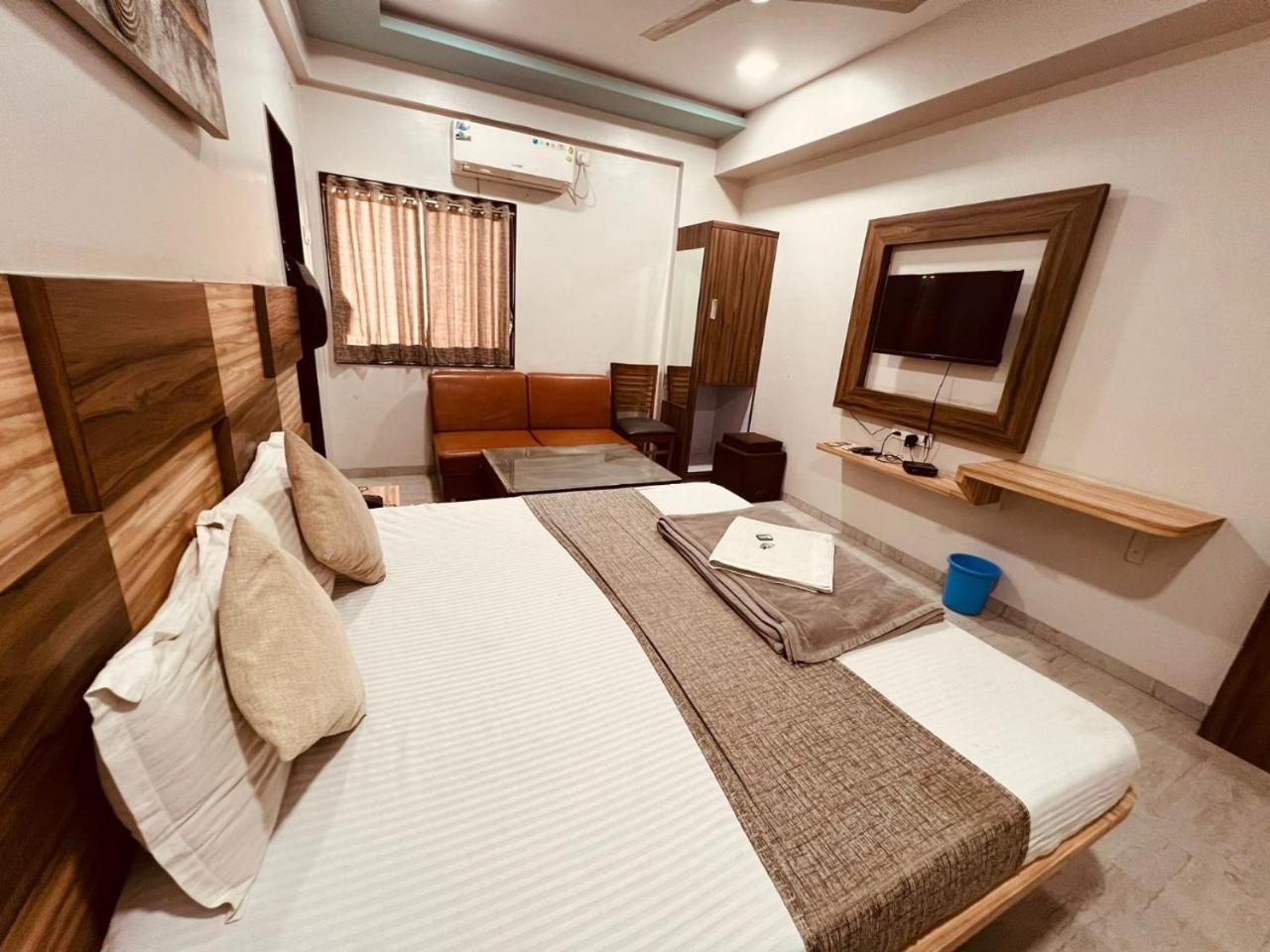 Hotel Pragati Inn Ahmednagar Exteriör bild