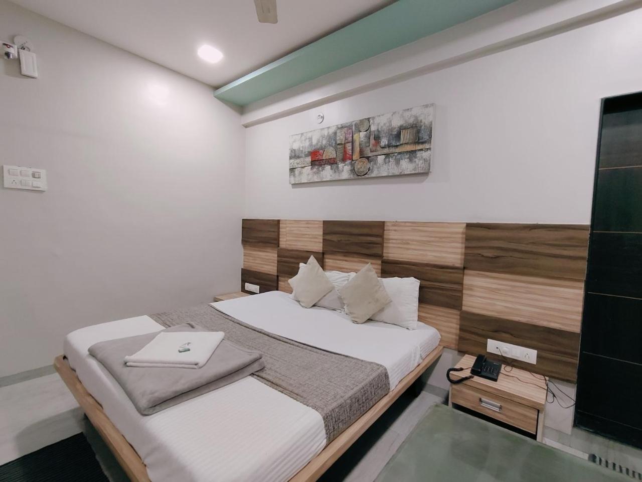 Hotel Pragati Inn Ahmednagar Exteriör bild