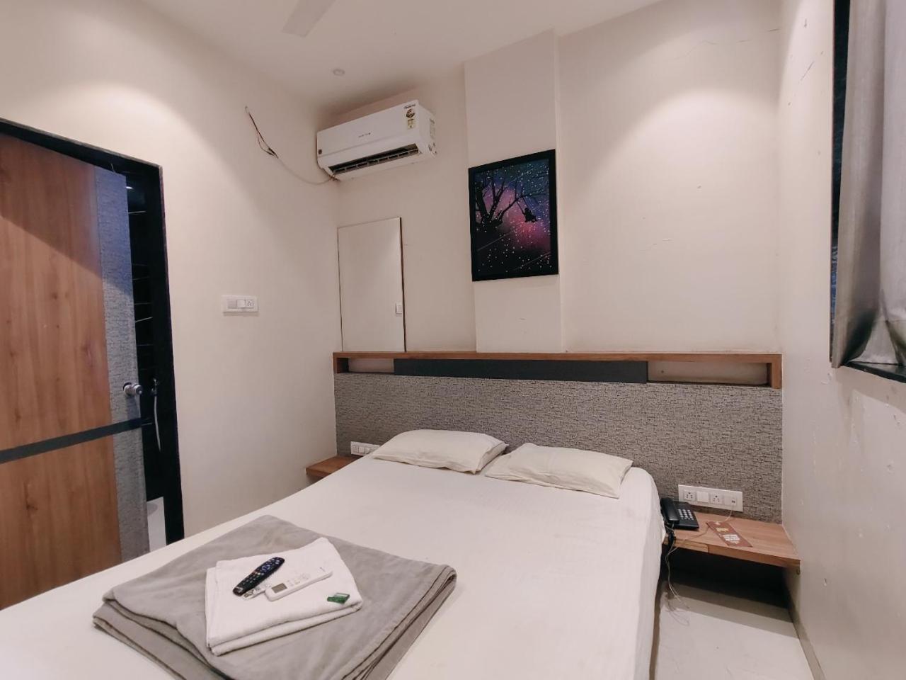 Hotel Pragati Inn Ahmednagar Exteriör bild