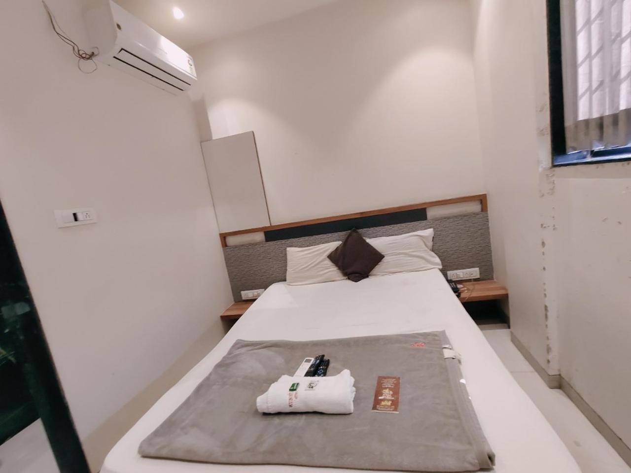 Hotel Pragati Inn Ahmednagar Exteriör bild