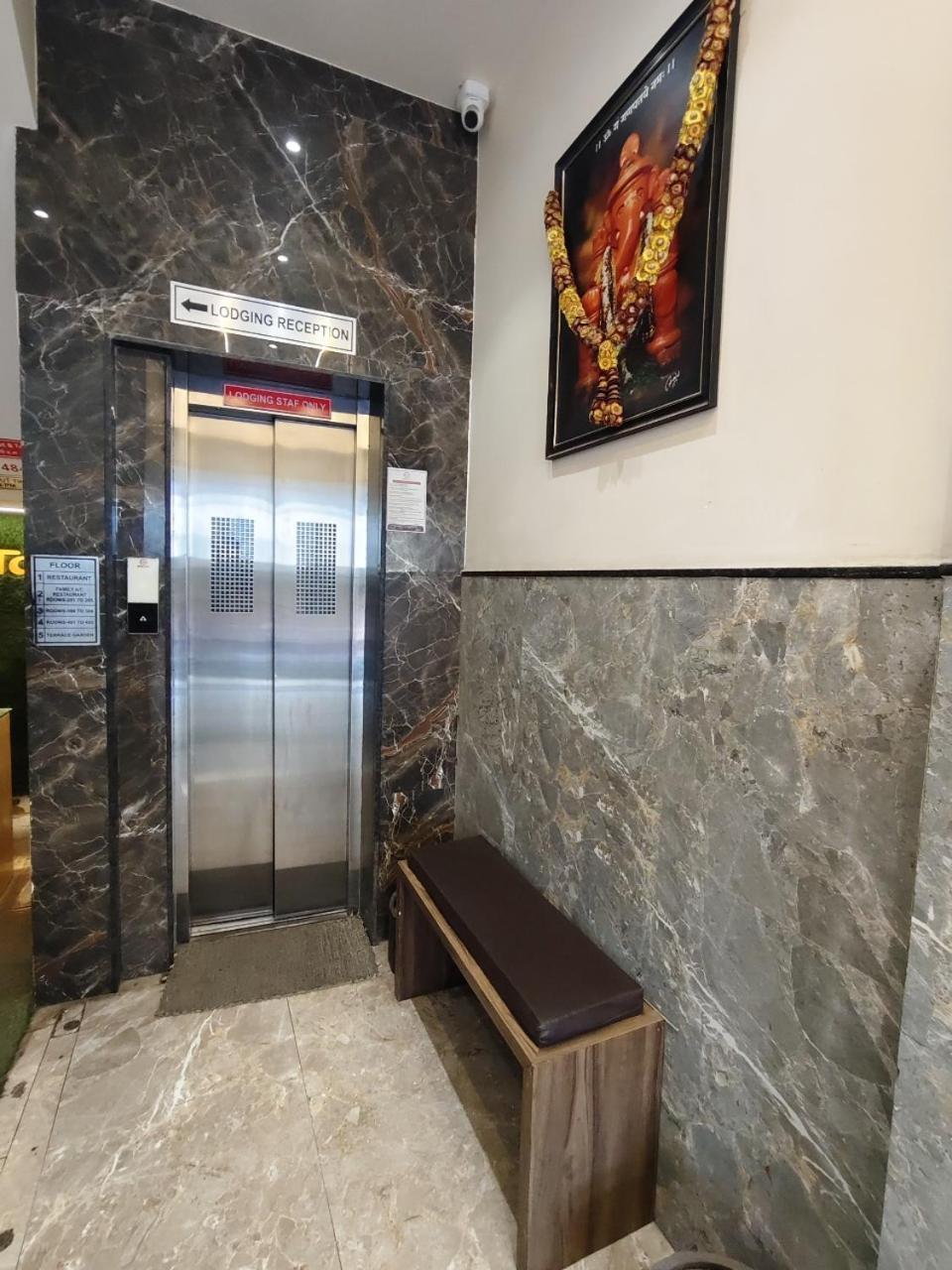 Hotel Pragati Inn Ahmednagar Exteriör bild