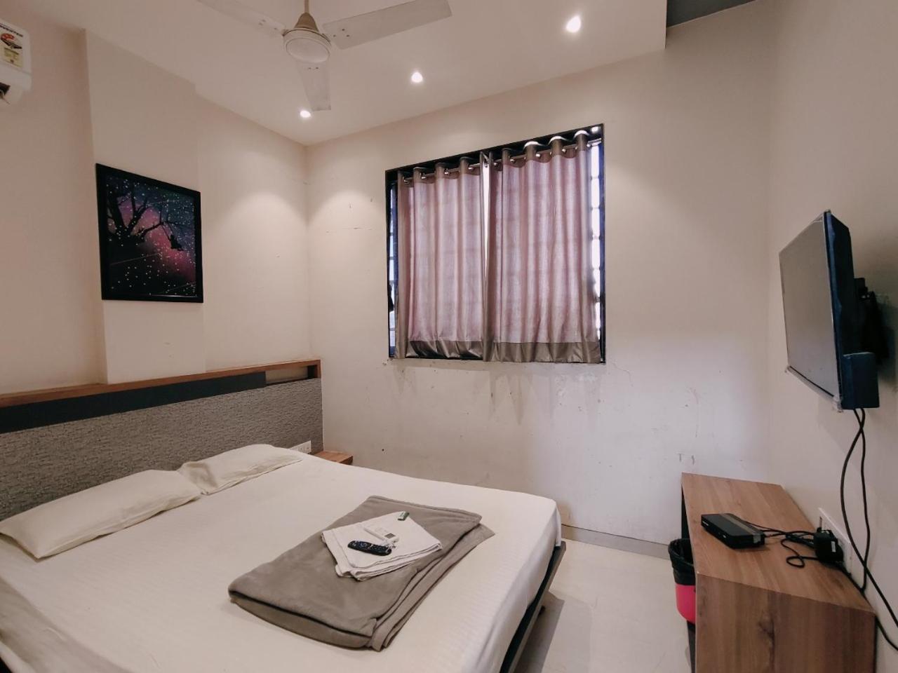 Hotel Pragati Inn Ahmednagar Exteriör bild