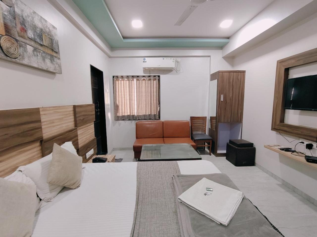 Hotel Pragati Inn Ahmednagar Exteriör bild