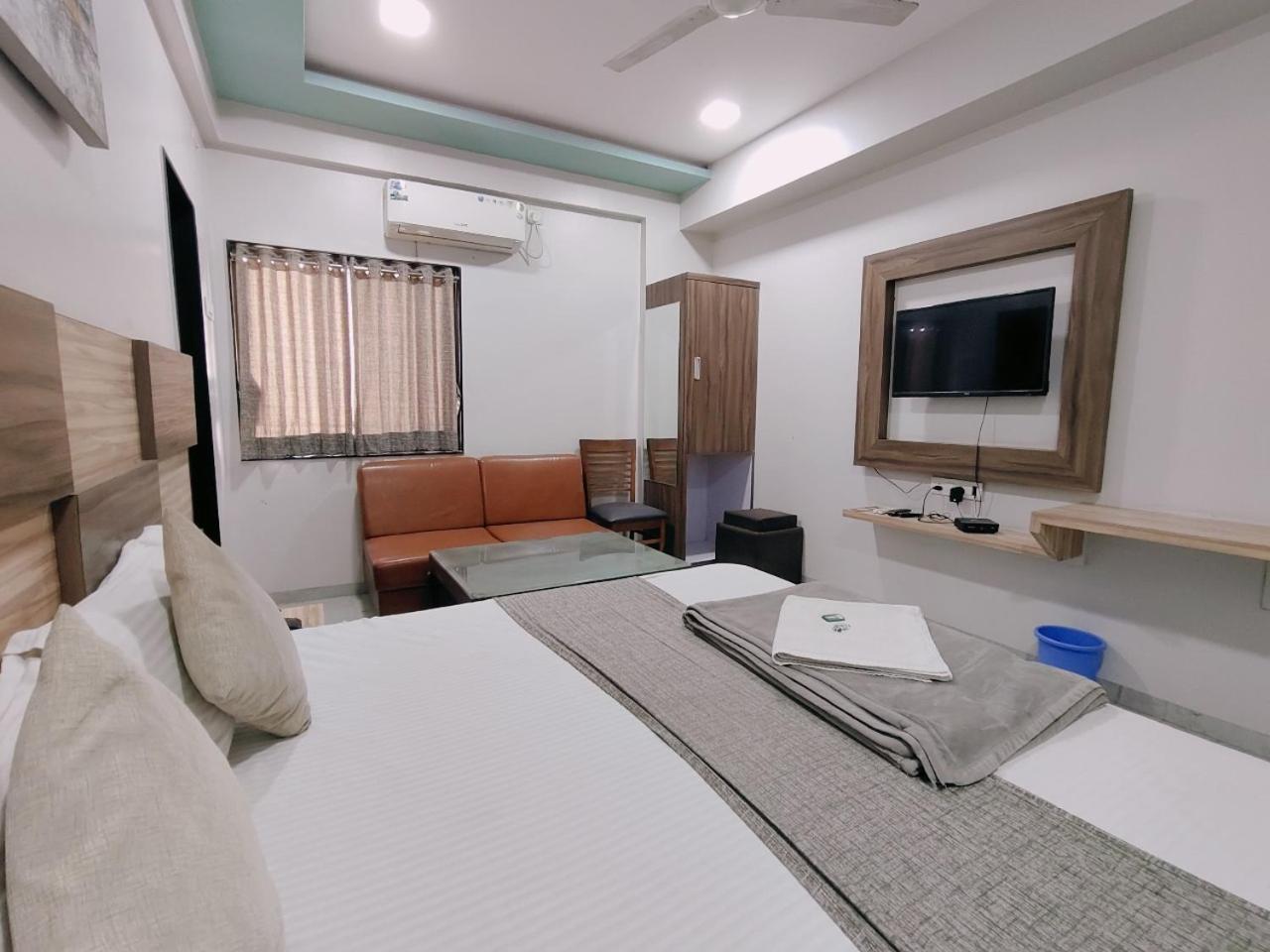 Hotel Pragati Inn Ahmednagar Exteriör bild