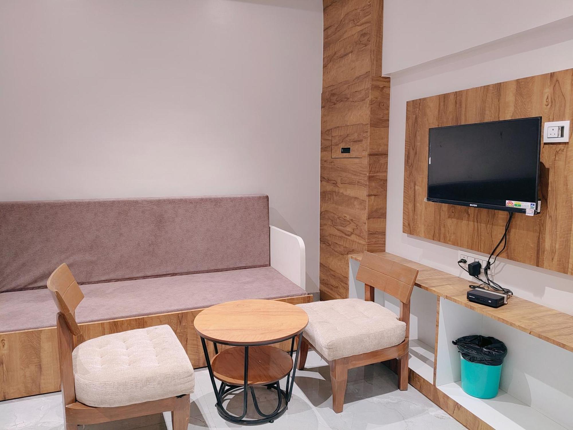 Hotel Pragati Inn Ahmednagar Exteriör bild