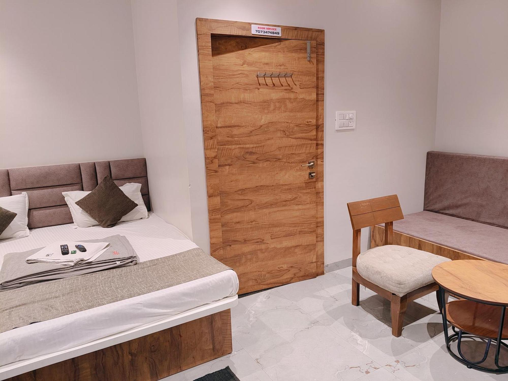 Hotel Pragati Inn Ahmednagar Exteriör bild