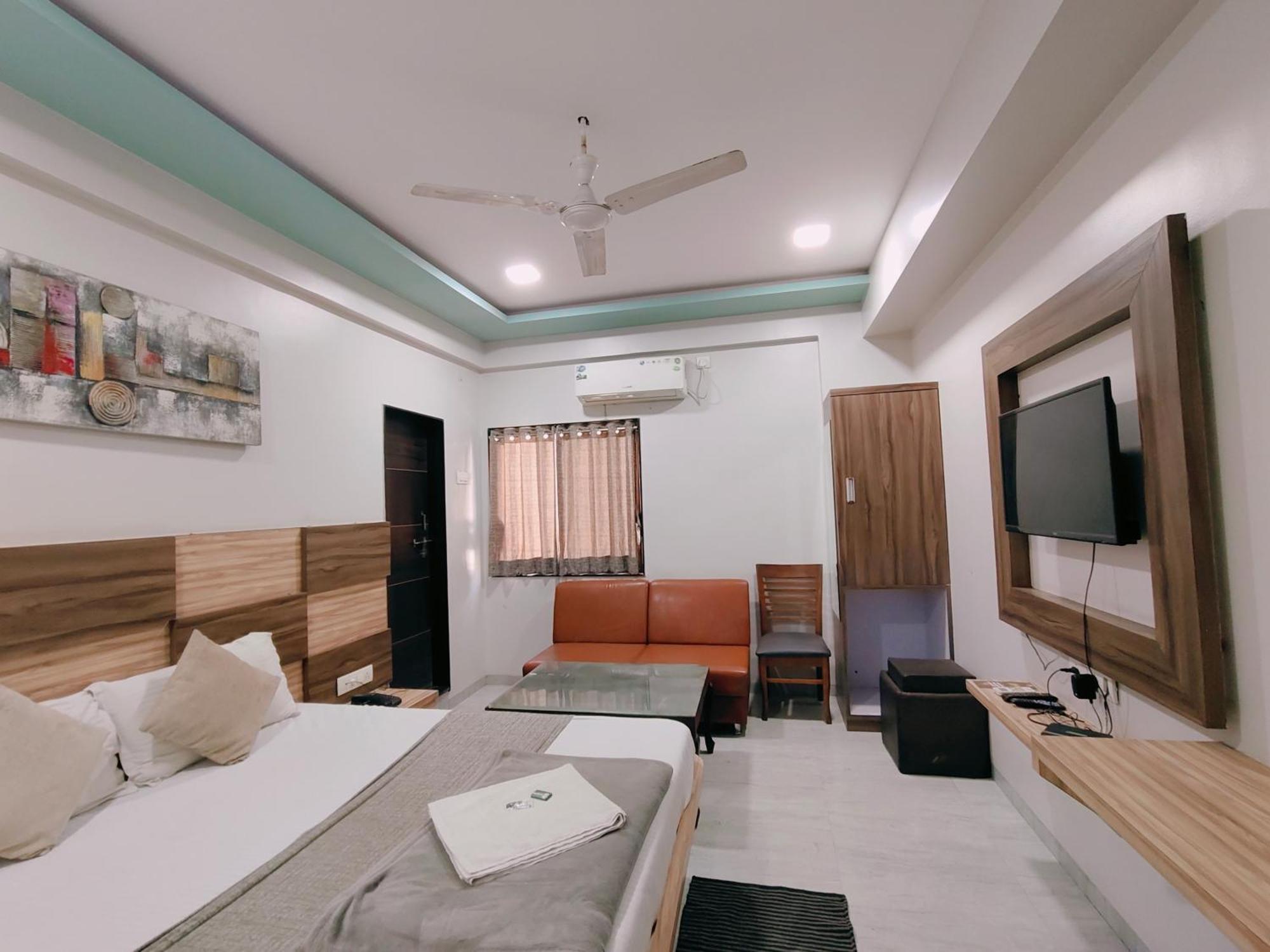 Hotel Pragati Inn Ahmednagar Exteriör bild