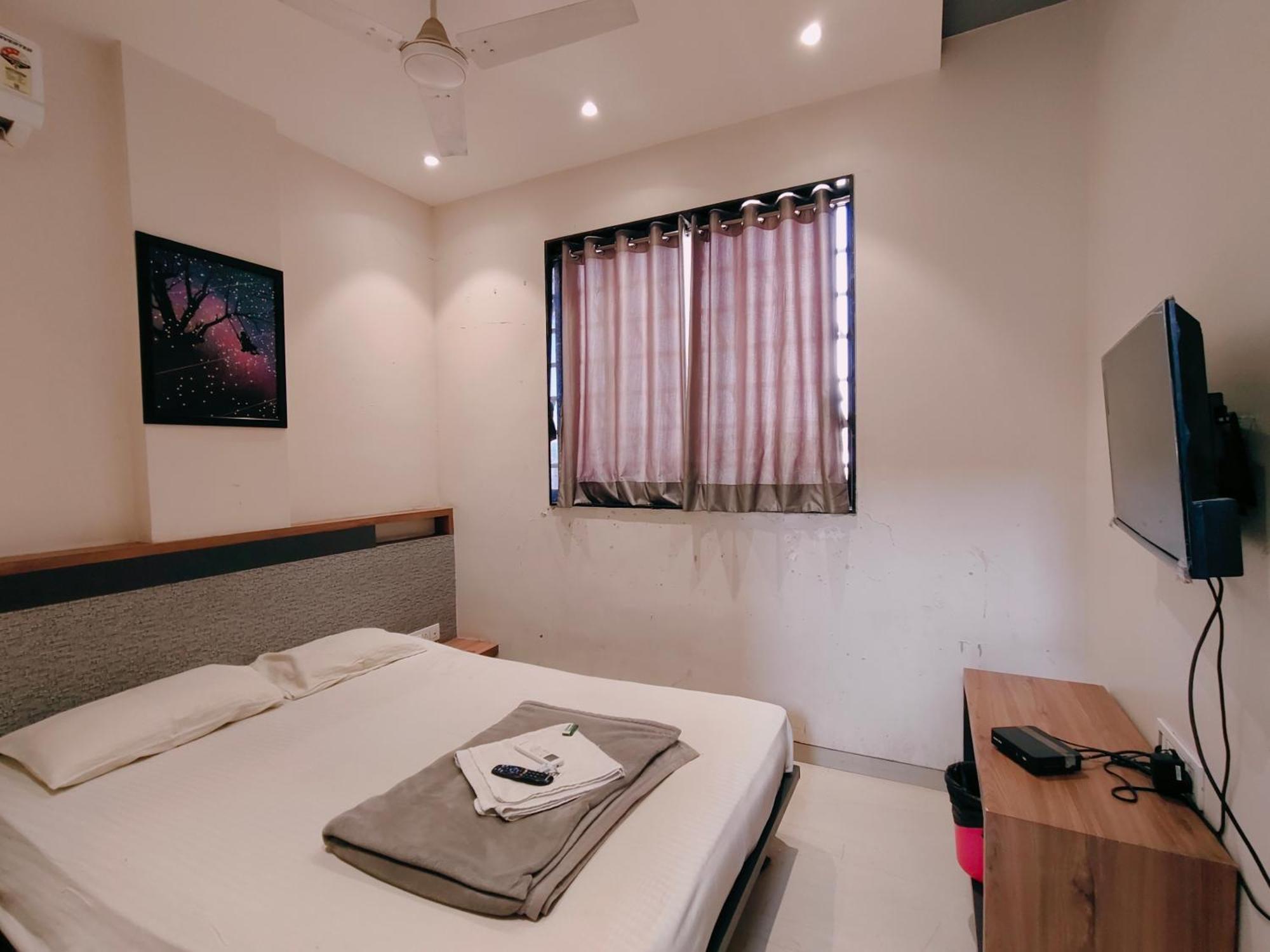 Hotel Pragati Inn Ahmednagar Exteriör bild