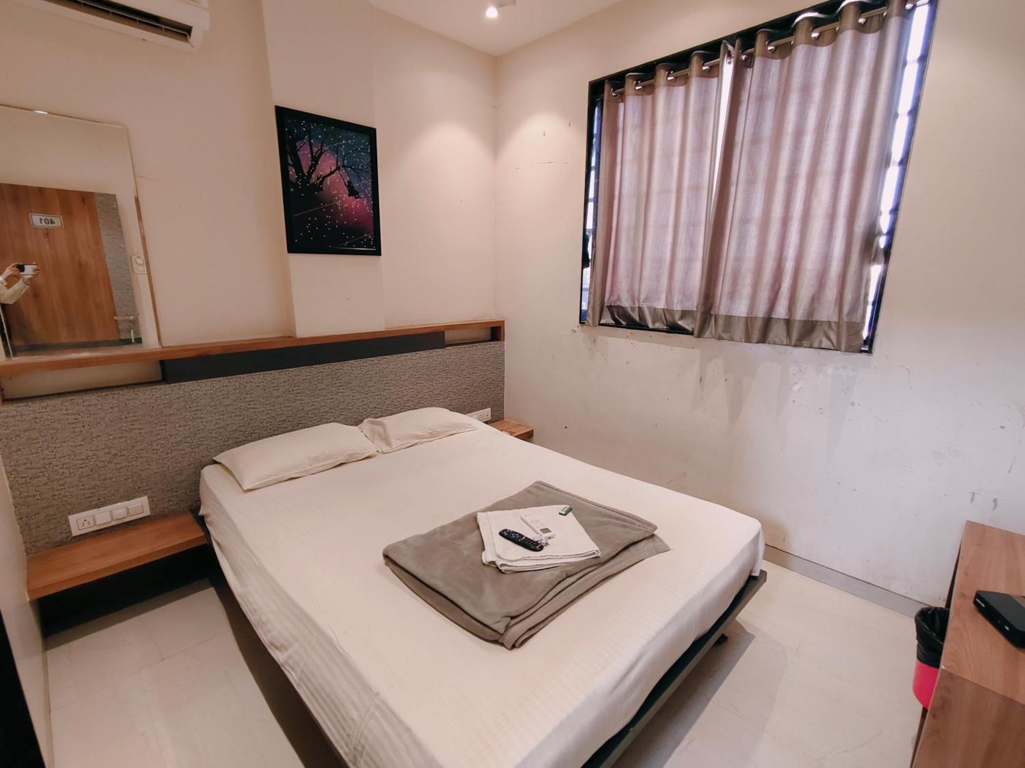 Hotel Pragati Inn Ahmednagar Exteriör bild