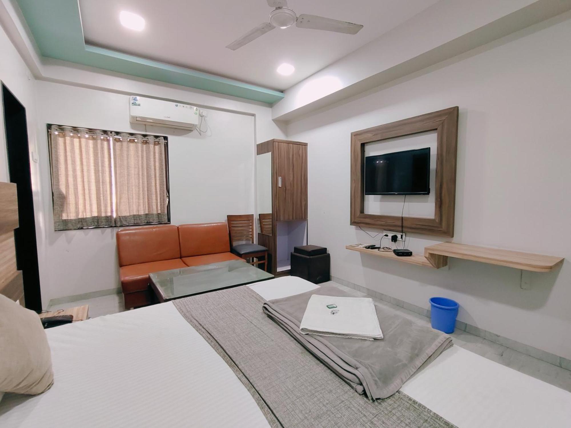 Hotel Pragati Inn Ahmednagar Exteriör bild