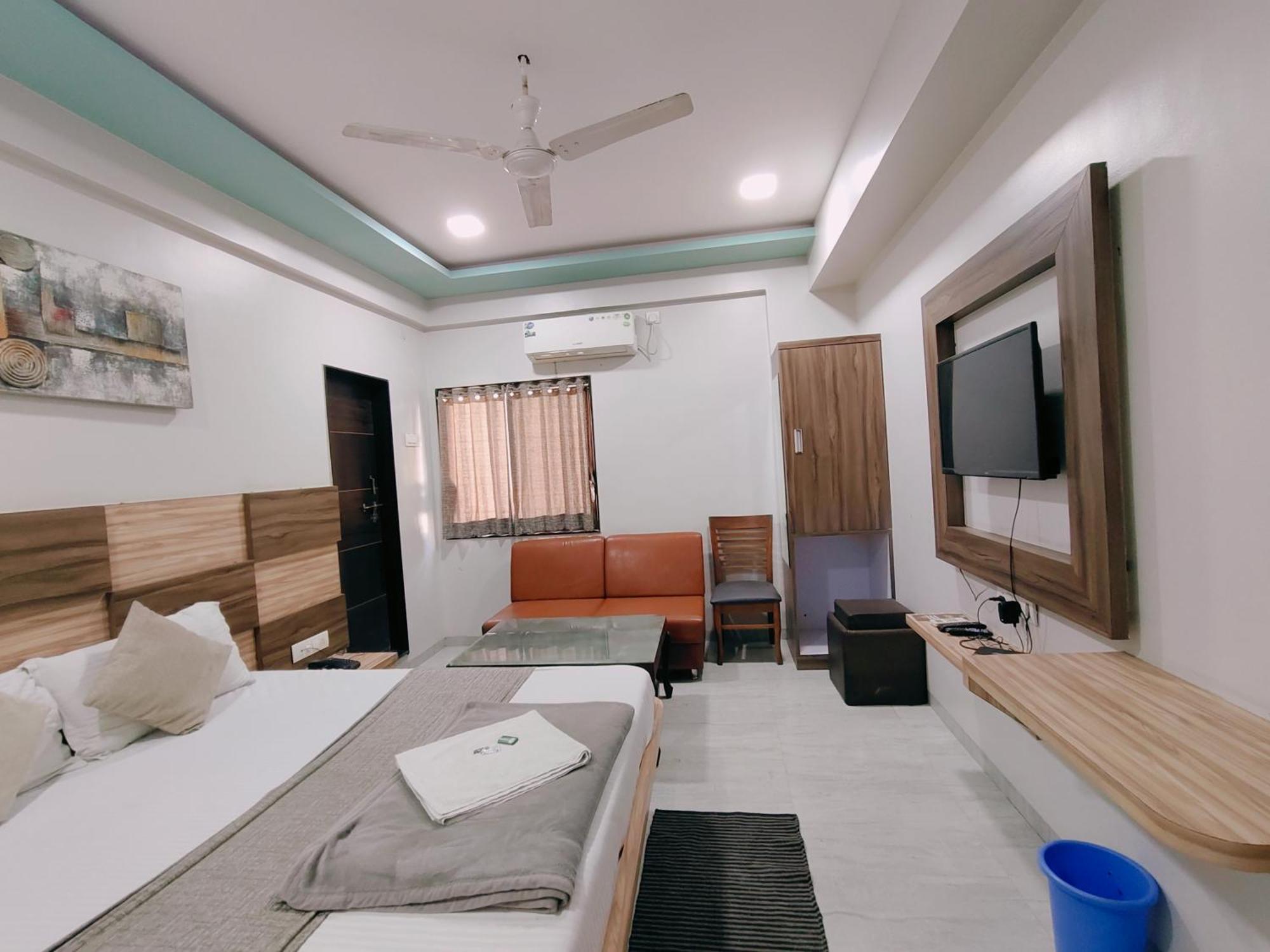 Hotel Pragati Inn Ahmednagar Exteriör bild