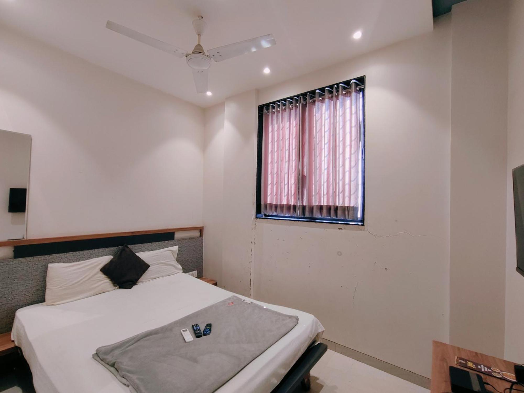 Hotel Pragati Inn Ahmednagar Exteriör bild