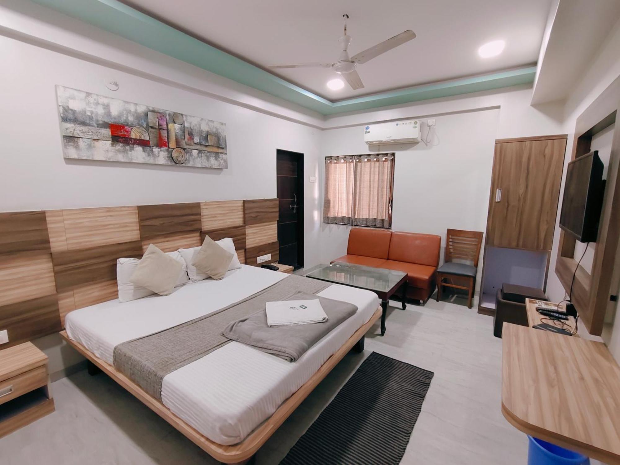 Hotel Pragati Inn Ahmednagar Exteriör bild