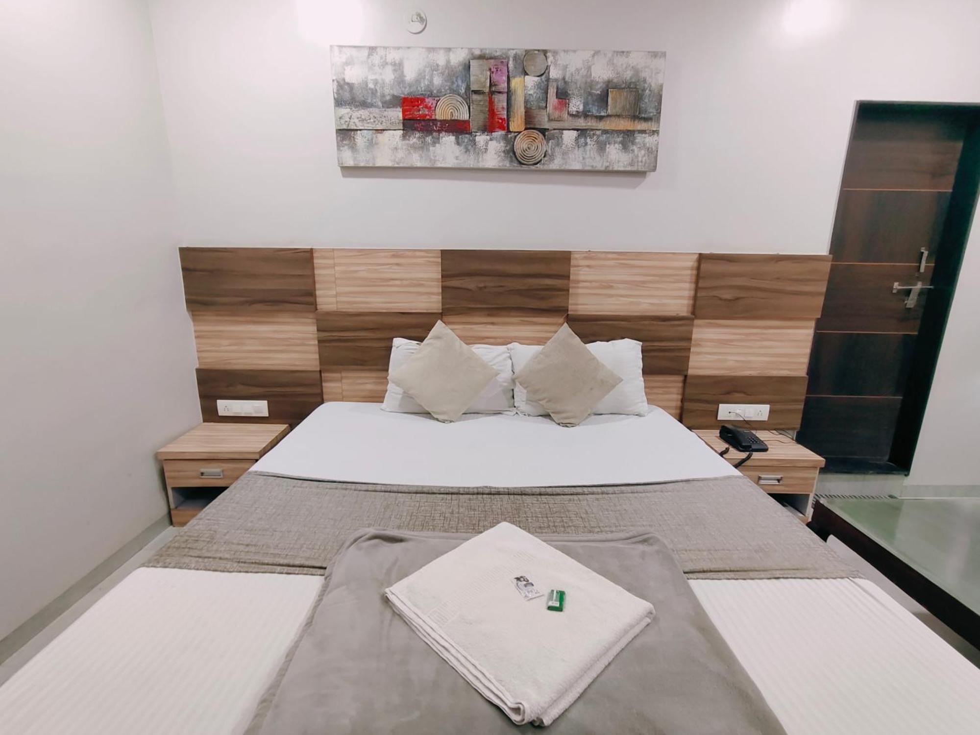 Hotel Pragati Inn Ahmednagar Exteriör bild