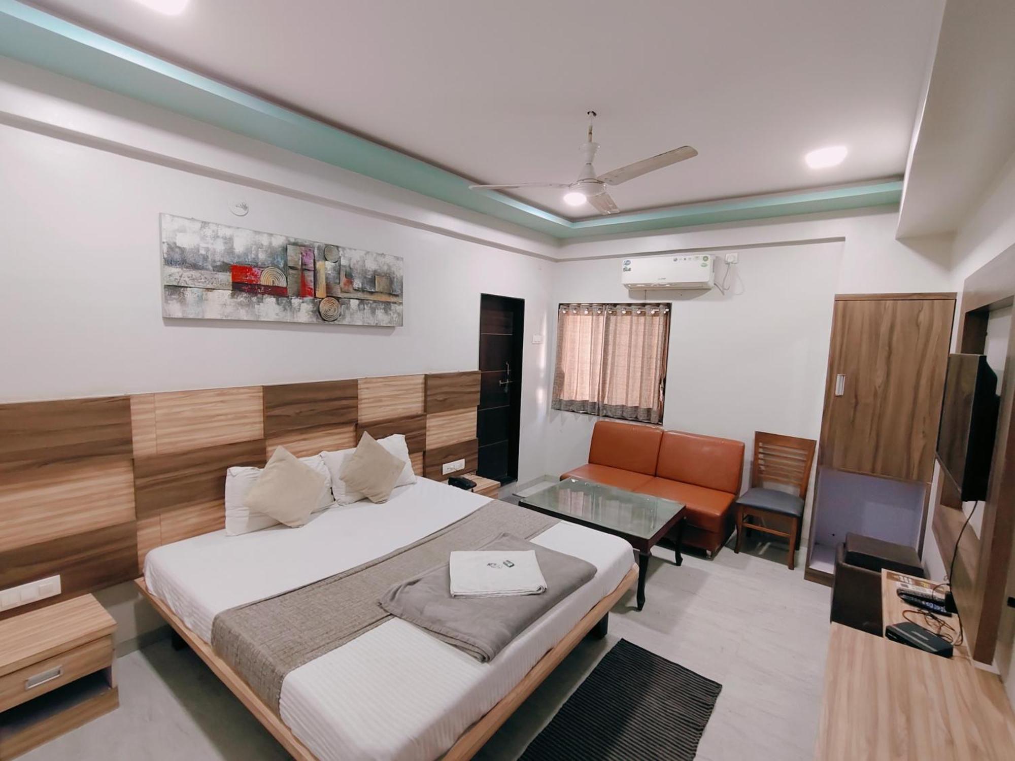 Hotel Pragati Inn Ahmednagar Exteriör bild
